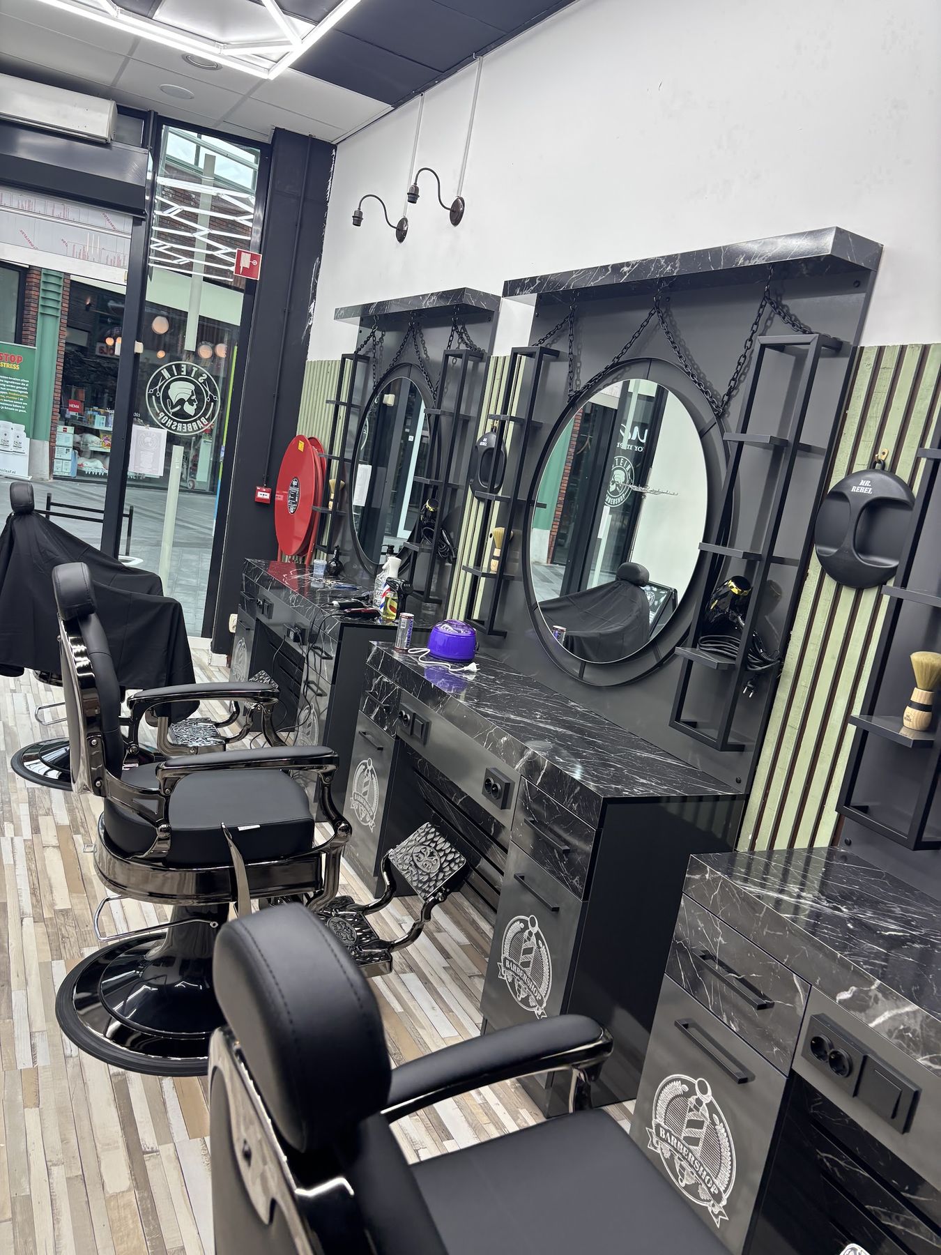 Barberstoelen met ronde spiegels en marmeren werkbladen