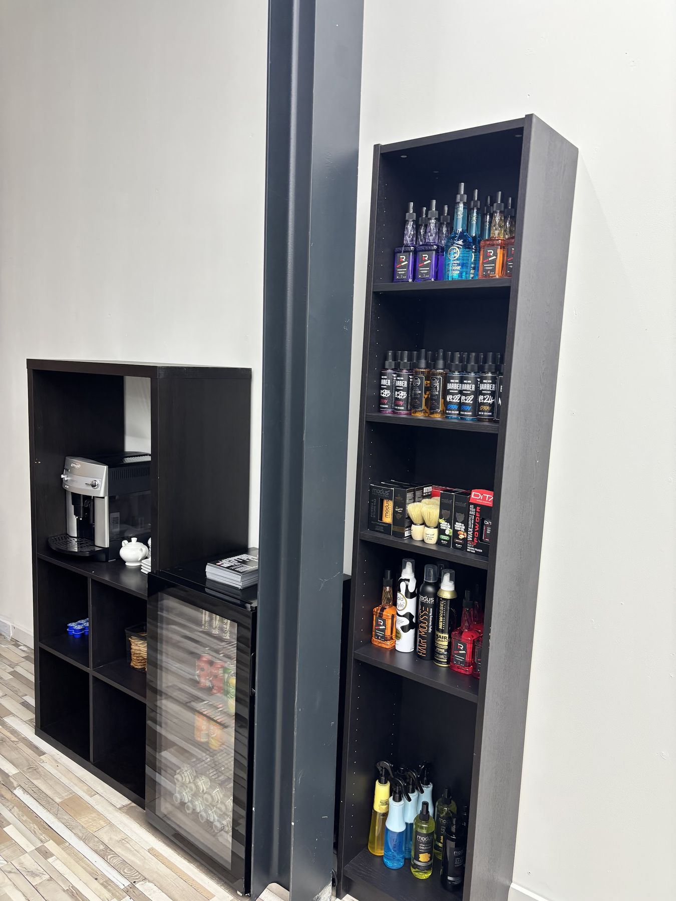 Stellingkast met haarproducten en een koffiehoek