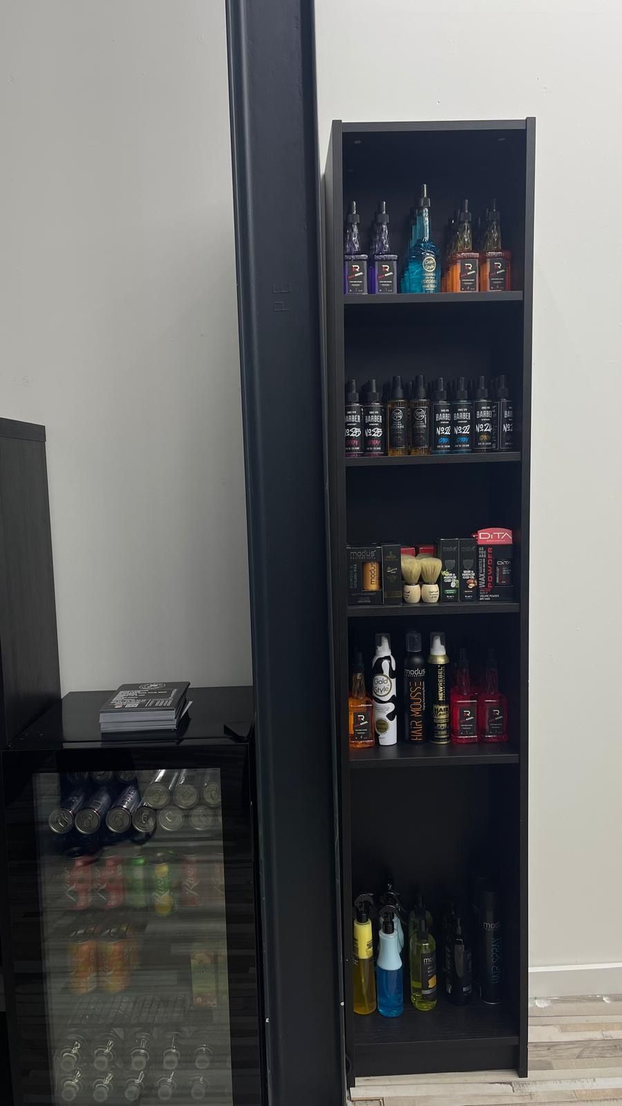 Productkast en koelkast met drankjes